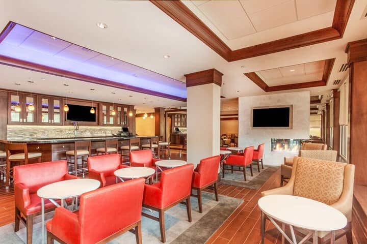Lounge 21 of 25