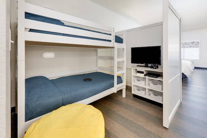 Room 3 of 44