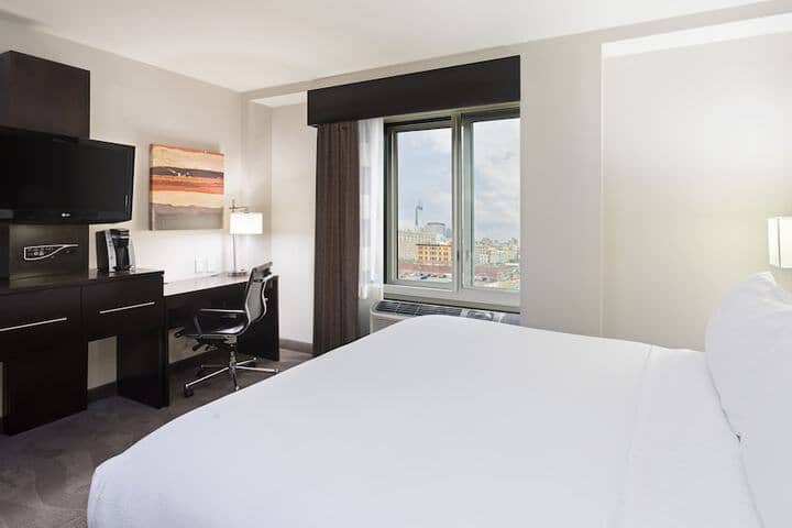 Room 6 of 40
