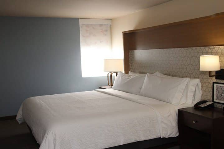 Room 2 of 93